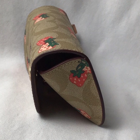 Coach Strawberry Sunglass Case Signature Canvas Khaki Turnlock - Picture 7 of 8